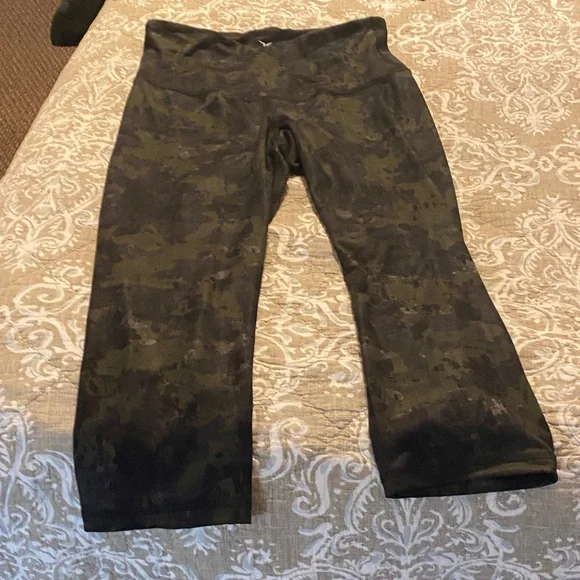 Old Navy Camouflage Yoga or Athletic - New - Never Worn - Picture 2 of 4